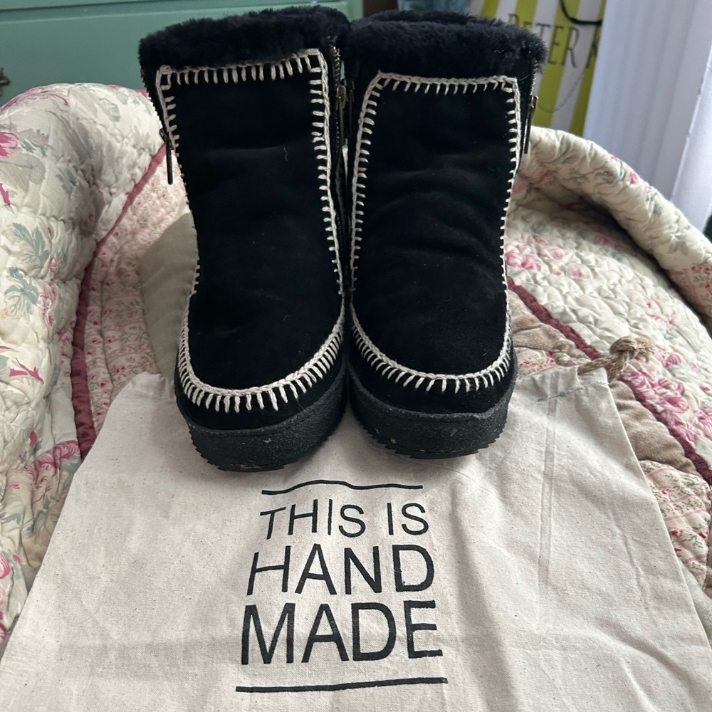 Laidbacklondon Setsu Crochet wedge
Black suede w plush coziest shearling  inside
